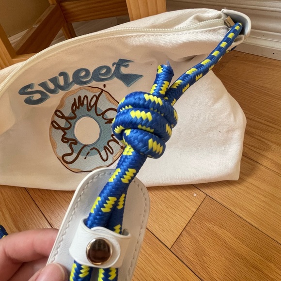 Canvas beach bag w/ a doughnut print - Picture 4 of 5